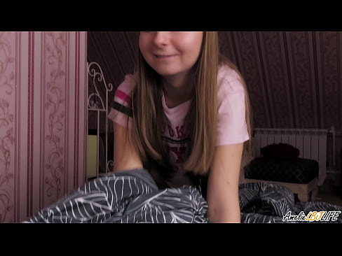 ❤️ Tarraingíonn Blondie BFF go domhain uirthi agus faigheann sí cum ina béal ❤️❌ Porn fb linn ☑