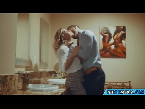 ❤️ Nuair a mheallann blonde busty tú i seomra scíthe poiblí ❤️❌ Porn fb linn ☑